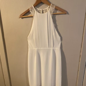 Studentklänning - Vit Student eller avslutningsklänning, från nelly i storlek 36