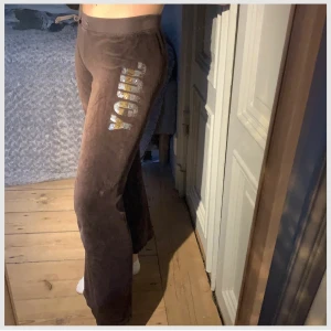Juicy couture  - INTRESSEKOLL! Funderar på att sälja mina svinsnygga bruna lågmidjade juicy couture mjukisbyxor som är utsvängda där nere. De sitter bra på mig som är typ 163 och går precis ner till fötterna. Budgivningen börjar på 300kr men säljer direkt för bra pris!!💕 ⚠️Observera att ”juicy” blir spegelvänt på bilden:)⚠️