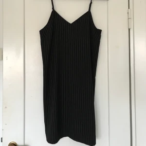 Mini dress från Monki - Snygg klänning från Monki i storlek xxs men passar även xs. En rak design men med ett bälte/skärp blir den mer formgivande!