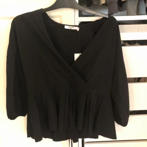 Nakd topp - Superfin topp från nakd med knytband runt midjan. Helt oanvänd prislapp sitter kvar.