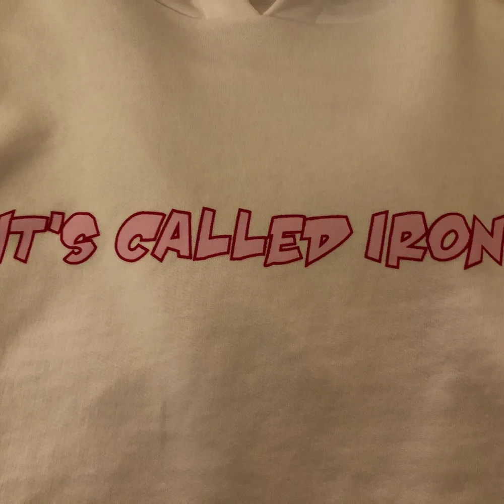 Vit hoodie med trycket ”It’s called irony” i rosa. Strl XS croppad. Knappt använd i nyskick. Säljes pga garderobränsning. 50kr+frakt. Tröjor & Koftor.