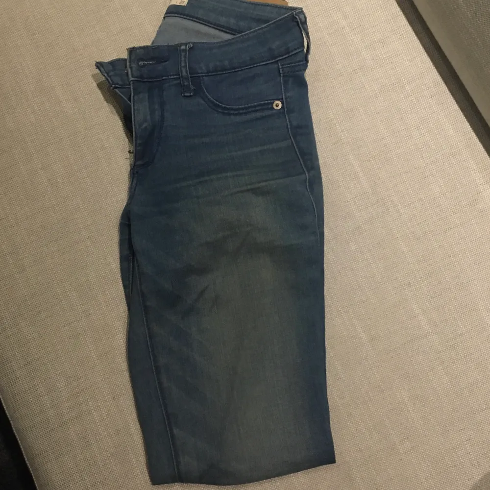 Tighta jeans, lite slitna men väldigt sköna. Litet hål i  ena bakfickan. Storlek: W 25, L 29                  Köparen står för frakt!. Jeans & Byxor.