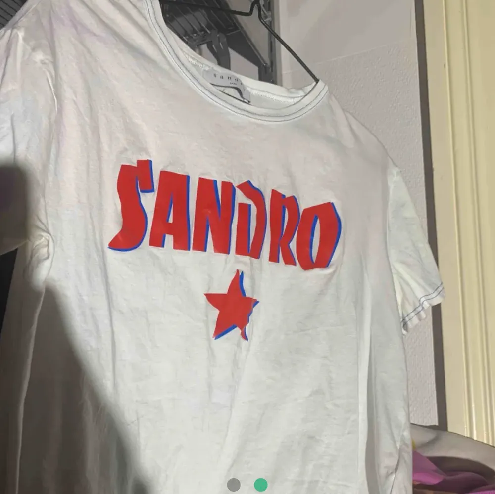 Knappt använd sandro T-shirt från sandro. Storlek S. Möts endast upp! . T-shirts.
