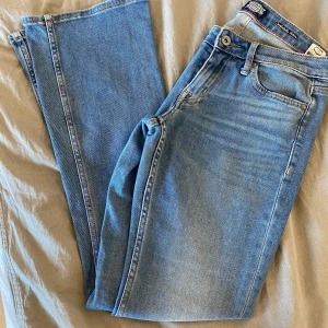 Jeans  - Nu säljer jag ett par jätte snygga jeans från crocker som sällan används! Jag köpte de för 500kr 