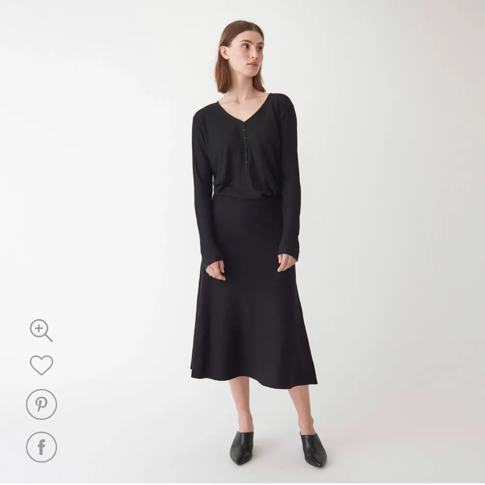 Super fin svart stickad kjol från märket: WERA. Helt ny & oanvänd. Säljs just nu på Åhléns för 499 kr. Mitt pris - 349 kr. . Kjolar.