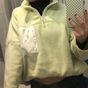 Fleecetröja - Mysig fleecetröja i bra skick, från monki! 😇😇  slutsåld på nätet och i butik 