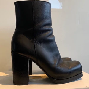 Acne boots 38 - Acne rise boots storlek 38. Bra skick. Nypris 4000kr. Klackhöjd 9cm. Äkta skinn. Pris kan kanske diskuteras. 