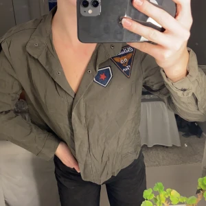 Skjorta  - Säljer nu denna älskade skjorta från Zara då den tyvärr aldrig kommer till användning. Använt den ett fåtal gånger sen har den bara legat i garderoben💕 Lite vintage-stuk på den som ni kan se på bilderna!💕 Tror inte denna finns att köpa längre💕 Storlek S