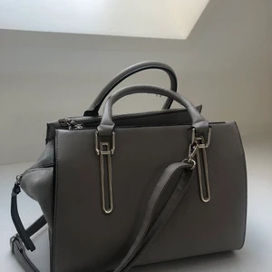 Väska - Jätte snygg väska från New Look. Knappt använd. Om du inte kan mötas upp i Gävle tillkommer frakt! 💕 (32cm lång, 25cm hög och 18cm bred)