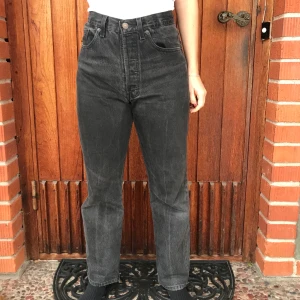 Levis jeans 501 - Super snygga Levis jeans i bra skick. Storlek W 31 L 30. Säljs pga inte passar längre. Original pris 1050kr. Budgivning startar vid 400kr köparen står för frakt. Vid snabbt köp kan priset diskuteras😊