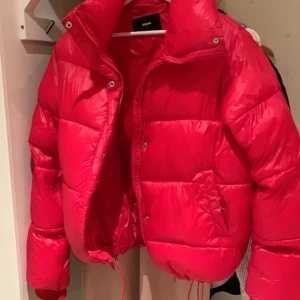 Bikbok - Säljer denna SKITCOOLA jackan ifrån Bikbok✨. Köpt här på Plick, säljer den pga att den tyvärr inte kommer till användning:/💜