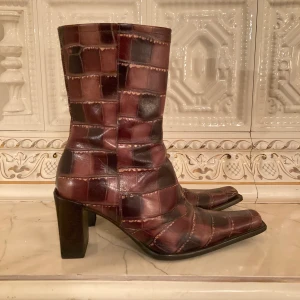 Spetsiga skor. Äkta skinn!  - Obs: Bud på 400 Ink Frakt! Avslutas ikväll kl 8 ❣️Snyggaste spetsiga skorna i äkta skinn! 😍 Str 36. Köpta second hand men i bra skick. Är helt kär i dessa men säljer då dom är något små på mig som har str 37. Köpare står för frakt, annars kan vi mötas upp på Östermalm! 💕 