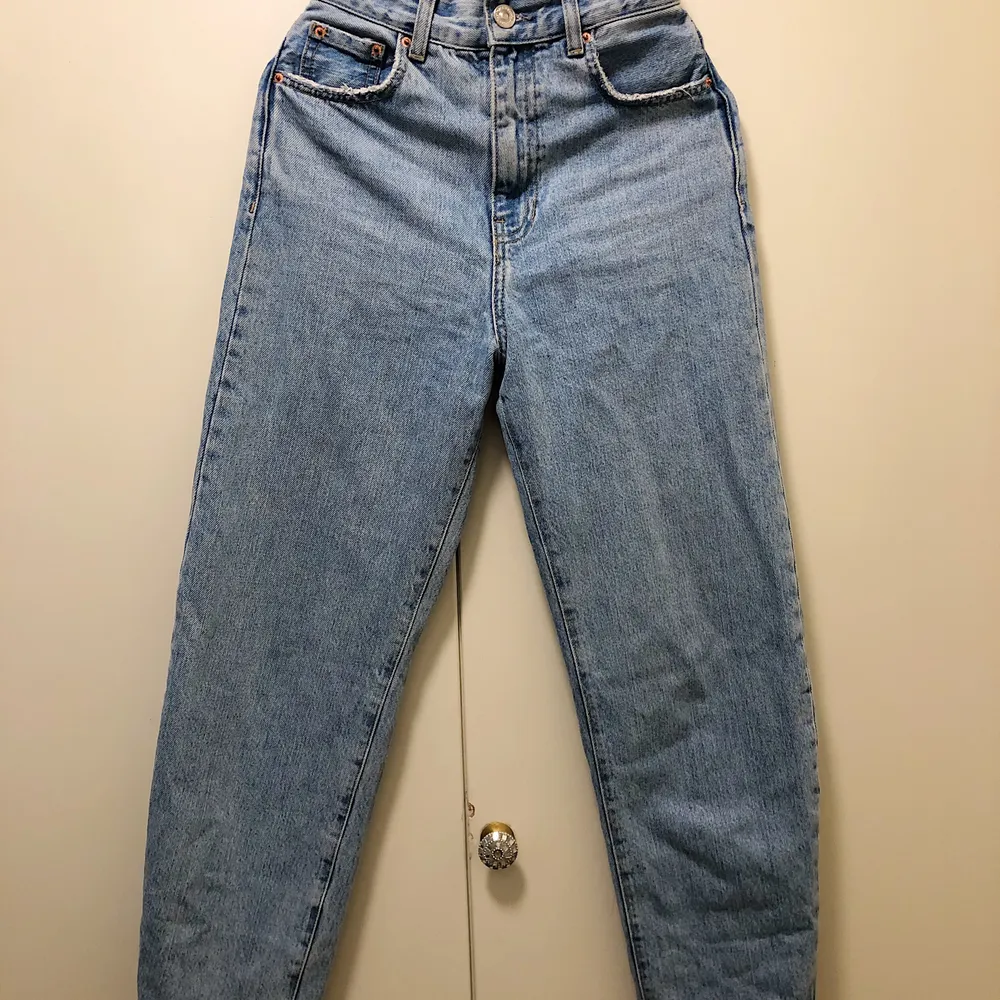 Raka jeans från gina med slitningar i kanten. Säljer pga för små i midjan. Storlek 34 . Jeans & Byxor.