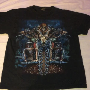 Cool rock t-shirt - En ish stentvettad rock t-shirt köpt second hand med färgat tryck på framsidan och svartvitt tryck på ryggen. Ascool använd kanske två-tre gånger och är i bra skick:) hör av er vid minsta fundering , köparen står för frakt✨