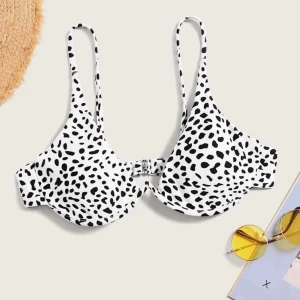 Bikini - Populär bikini topp (som alla andra) även denna är för liten och därför säljes. Helt oanvänd bara testad. Har vanligtvis storlek M men denna är som en S.