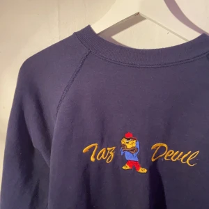 Collagetröja - Collagetröja från beyond retro i fint skick💙