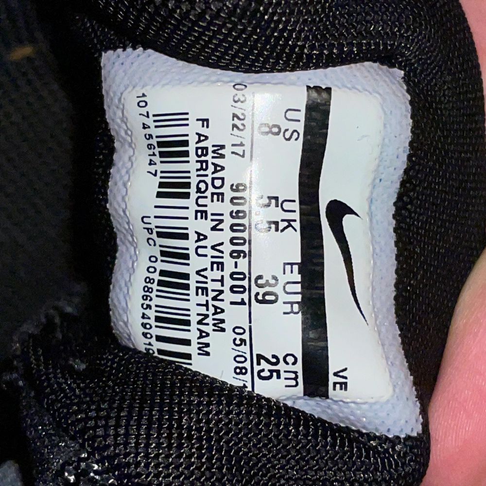 Svarta outdoor Nike sneakers i storlek 39. Användt men bra skick. . Skor.
