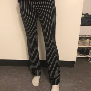 Mjuka randiga byxor - Svarta med vita ränder, Se även mina andra auktioner. Samfraktar om du köper mer