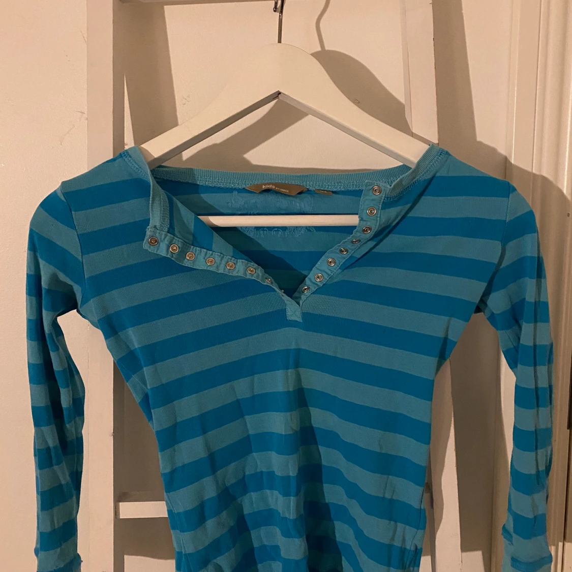 Blå randig tröja - 90