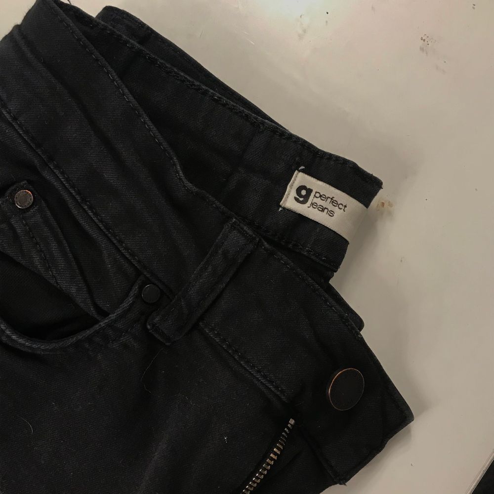 Säljer mina svarta bootcut jeans från Gina Tricot då de är för små för mig. Kan skicka fler bilder på byxorna vid intresse. De är i bra skick. De går ut lite mer än vad der ser ut som på den andra bilden, men de är som sagt för små för mig.. Jeans & Byxor.