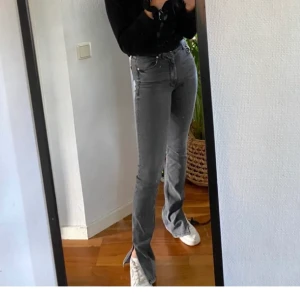 Zara jeans  - Nu säljer jag mina gråa zara jeans med en slit längst ner vid foten. Jag har jeansen i storlek 38 som jag köpte för att jag ville att jeansen skulle sitta lite mindre tight på mig, då jag vanligtvis brukar jag ha storlek 34-36. Använda bara några få gånger och slutsålda på Zara. Säljer för att de är för långa för mig och jag inte använder dom längre. 💕💕