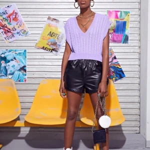 Oanvänd lila stickad väst strl M - Köptes för 99kr plus frakt. Säljer för 50kr plus frakt. Helt oanvänd.