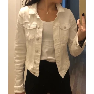 Vit jeansjacka från ONLY - Märke : ONLY  Typ : Jeansjacka  Storlek : 34  Färg : Vit  Kroppstyp : Kvinna  Skick: begagnade