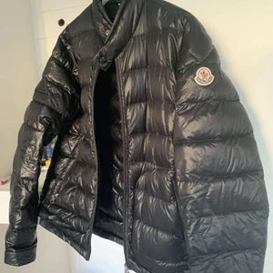 Moncler acorus jacka  - Moncler acorus jacka size 2 vilket motsvarar S i herr men funkar givetvis till tjejer också. Väldigt bra condition, ser ut som ny. Nypris: 7500kr         kan absolut gå ned i pris vid snabb affär:)