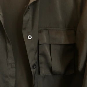 Satin skjorta - Jättefin svart satin skjorta. Sön snygg funkar till allt osv osv😍😍