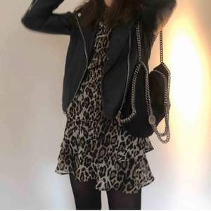 Säljer min leopard klänning från Gina, köpt för 360kr säljer för 100kr💜