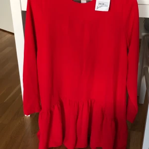 Ny byxklänning Zara - NY byxklänning i stl M ❣️ Märke: Zara Passar utmärkt till jul 🎄 Pris: 199 kr (Ord pris 299 kr) 🚫Djurfritt och rökfritt hem 📍Kan mötes upp i Mölnlycke/Partille 📬Kan skickas mot fraktkostnad 