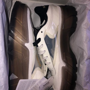 Reebok x CARDI B - Jag vill kolla intresset för ett par Club C x Cardi B i storlek 37.5 (UK 4.5) De är helt oanvända med kartong och prislapp kvar! 