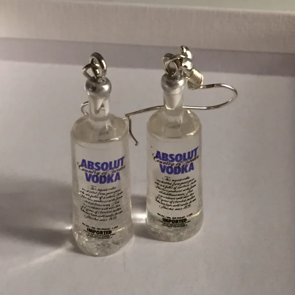 Coola örhängen i form av vodka flaskor Buda!!!!💗. Accessoarer.