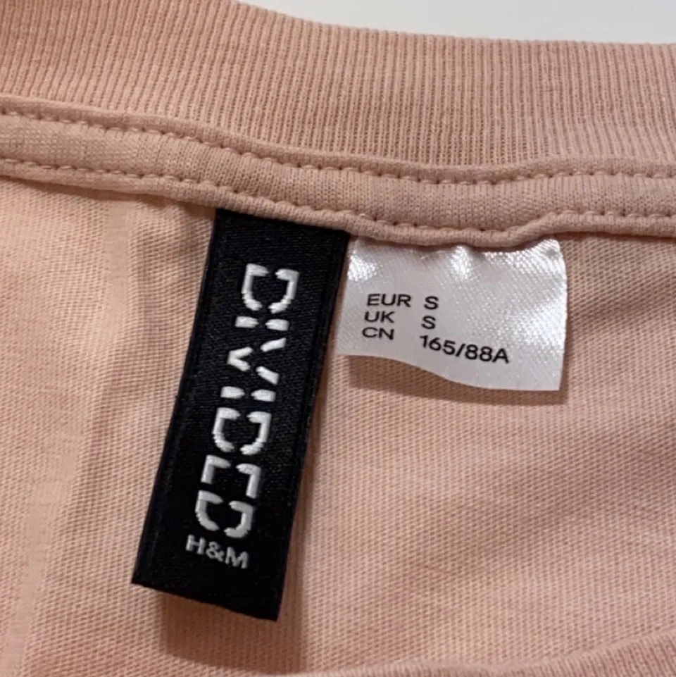 söt rosa liten tshirt från h&m, knappt använd och därför i nyskick. köpte den i somras och används inte, därför säljer jag den. buda i kommentarerna, storlek S, köparen betalar frakt. T-shirts.