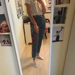 Monkibyxor med brodyr - Säljer mina gulliga monkibyxor med blommor och bin på 🐝🌺(brodyren var på från början, alltså ej jag som gjort det haha). Säljer då jag typ har vuxit ur dem och de inte längre sitter skönt. De är i modellen  Kimomo high relaxed, så tror ej att de är croppade så värst mycket utan bara jag som är ganska lång haha (175cm). Storlek 29. Frakten kostar 79 kr💗