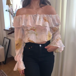 Blus - Söt blus med blommönster. Säljer för endast 100kr exl.frakt😍 använd endast fåtal gånger
