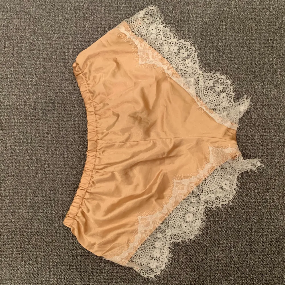 ENDAST SHORTSEN, Sexiga pyjamasshorts i silke med superfina detaljer💓 endast testade, frakt tillkommer. Shorts.