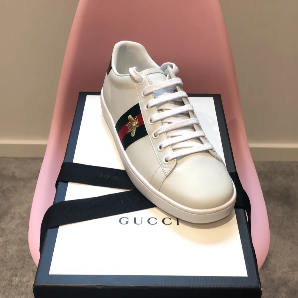 Helt nya Gucci med låda och 2 Gucci påsar flera bilder finns för seriösa köpare . Skor.