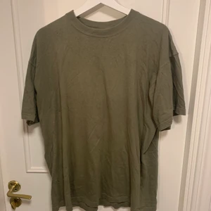 grön + vit tisha, S-L - Grön och vit tisha köpt second hand, båda är oversized på mig som har S. Bra fit! 50kr styck eller båda för 80kr 