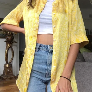 Yellow shirt! - super söt shirt!! har använt den kanske 2 gånger så den är i väldigt bra kondition. 