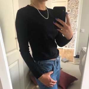Svart långärmad tröja Filippa K - Bomullströja från Filippa K. Jättefint skick, inte använd många gånger och säljer ju på grund av att den inte kommer till användning. Snygg tröja som passar till allt🥰