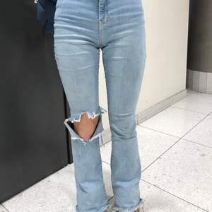 Ett par blåa jeans sällan använda 