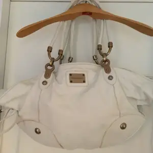 Dolce Gabbana vit läder handväska.lyx kvalitet.mått: 65 cm x 32 cm. Fri frakt 