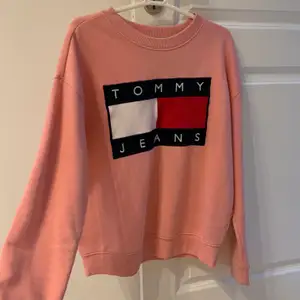 Jätte fin Tommy Hilfiger tröja. Sparsamt använd. Inga fläckar eller slitningar. Storlek XS men kan passa större! Legat i garderoben ett tag utan använding. Nu ska min älskade tröja få ett nytt hem. Lägger även upp den på Tise! Färgen är ljusrosa å nypriset låg på ca 1500kr. 