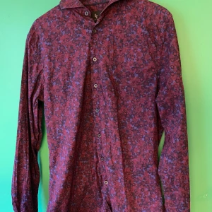 Skjorta i lila mönster från Savvy citizen - Fin mönstrad skjorta i lila och vinrött