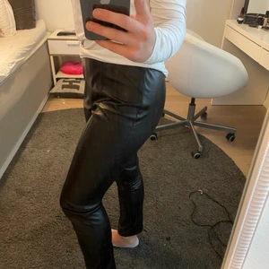 Skinnbyxor - Skinn byxor, sitter jätte fint på, säljer då jag inte använder dom längre, köpare står för frakt