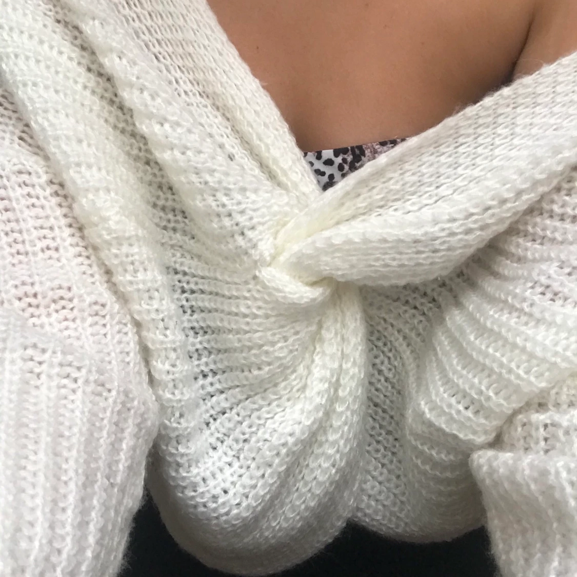 Stickad tröja med ”knut”!  - 90