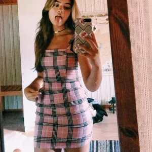 Rutig söt klänning💓☺️💘 - Säljer denna då den är lite liten på mig men ÄLSKAR den så 😍!! Så söt och fin, nypris 299 kr