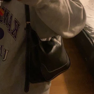 Svart väska - Jättefin väska köpt från shein men har redan för många väskor så säljer denna, har inte kommit till användning så den är som ny👀