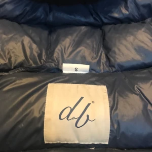 D.brand - En skön vinterjacka som värmer bra och skön inför vintern bra kvalite även fast vi har lite hål i den men det har vi lagat. Det är en 90% dun 10% fjäder.vill hjärna ha pluss frakt.